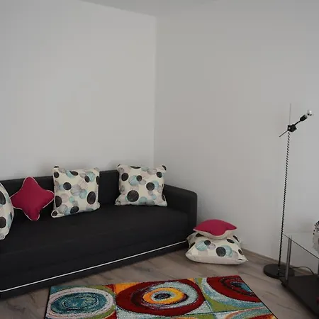 Orange Studio Apartment