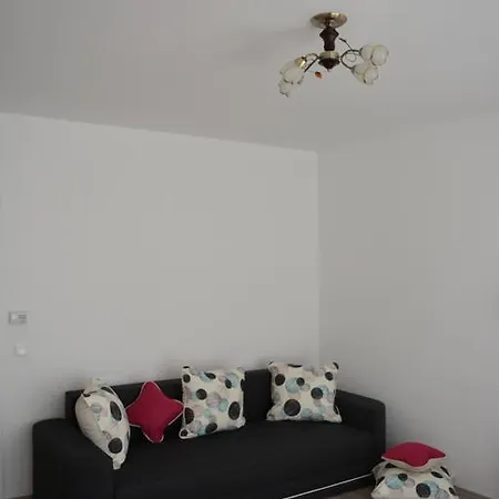 Orange Studio Apartment